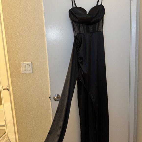 Formal Windsor gown - Picture 3 of 6